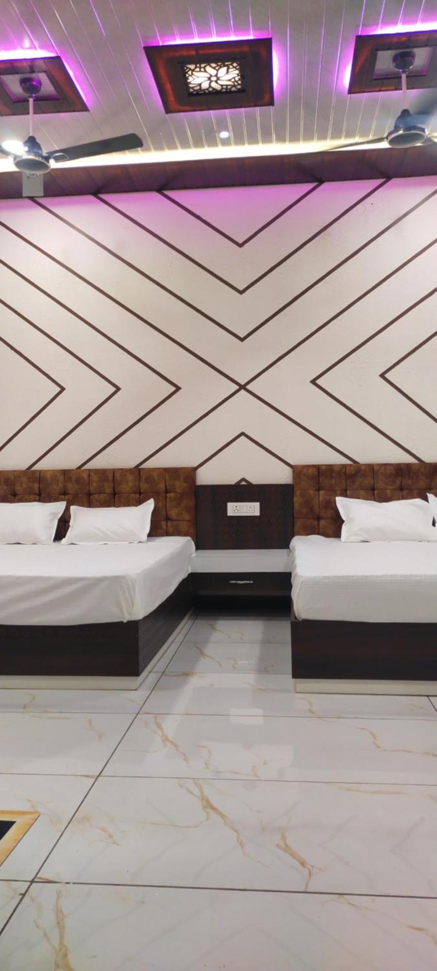 Anant Home Stay اوجاين الغرفة الصورة