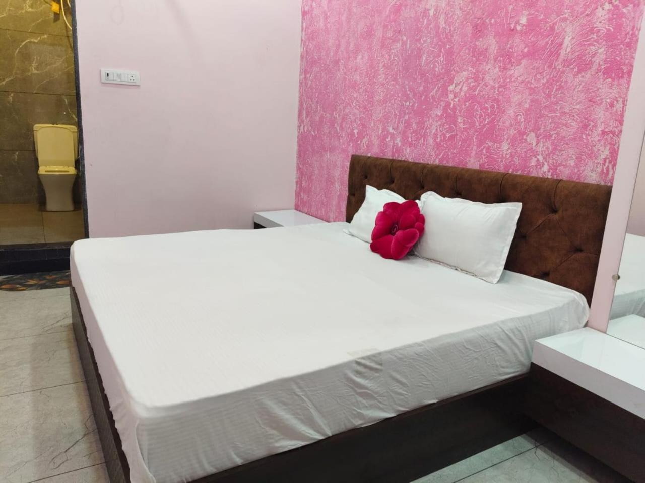 Anant Home Stay اوجاين الغرفة الصورة