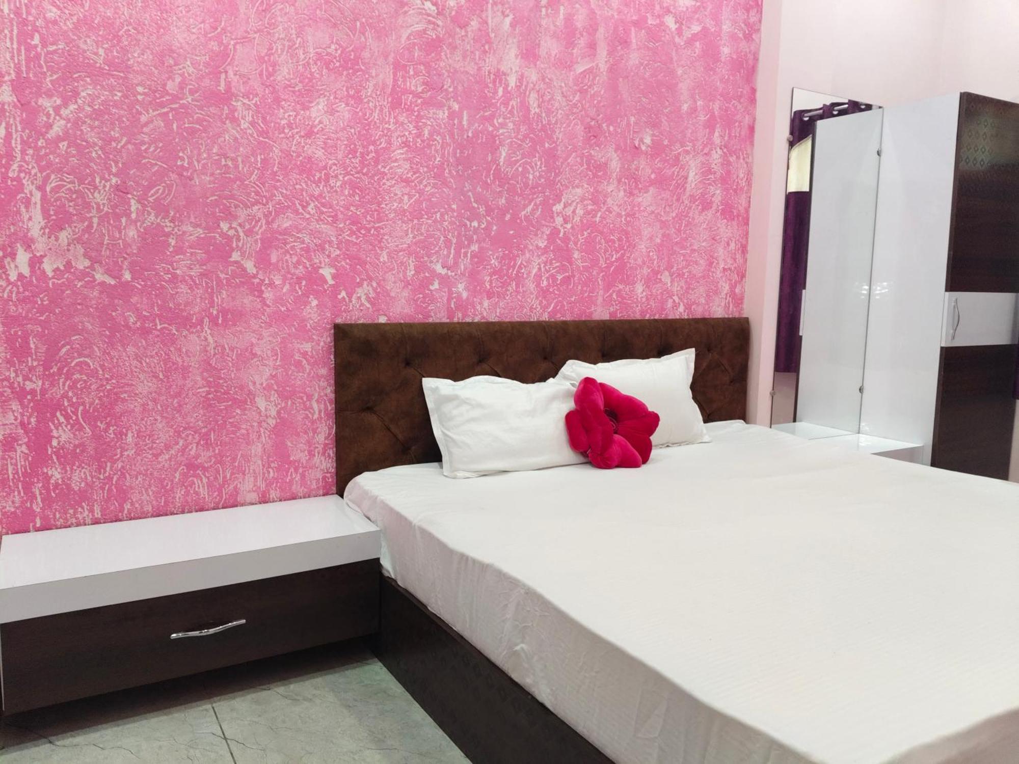 Anant Home Stay اوجاين الغرفة الصورة