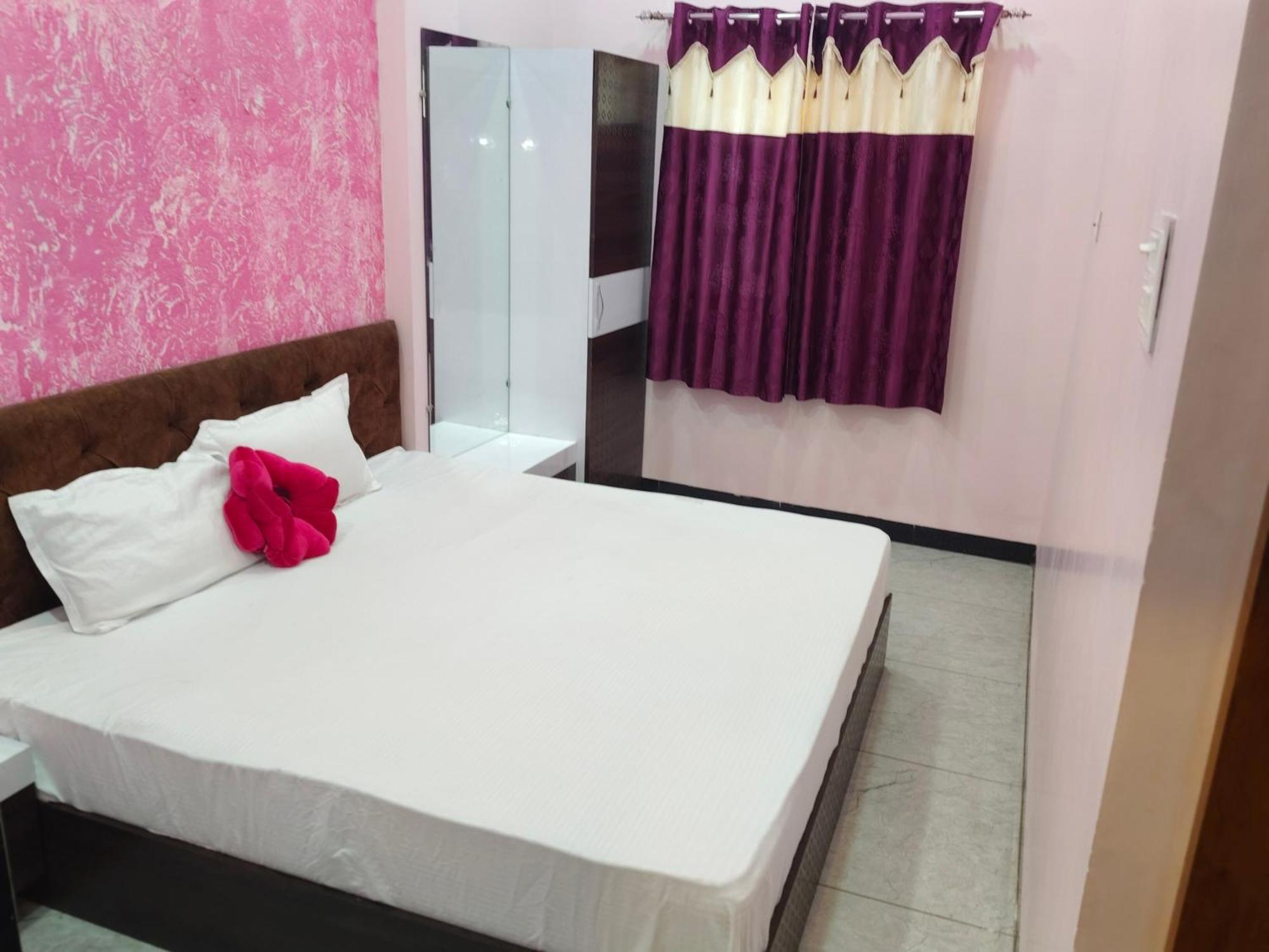 Anant Home Stay اوجاين الغرفة الصورة