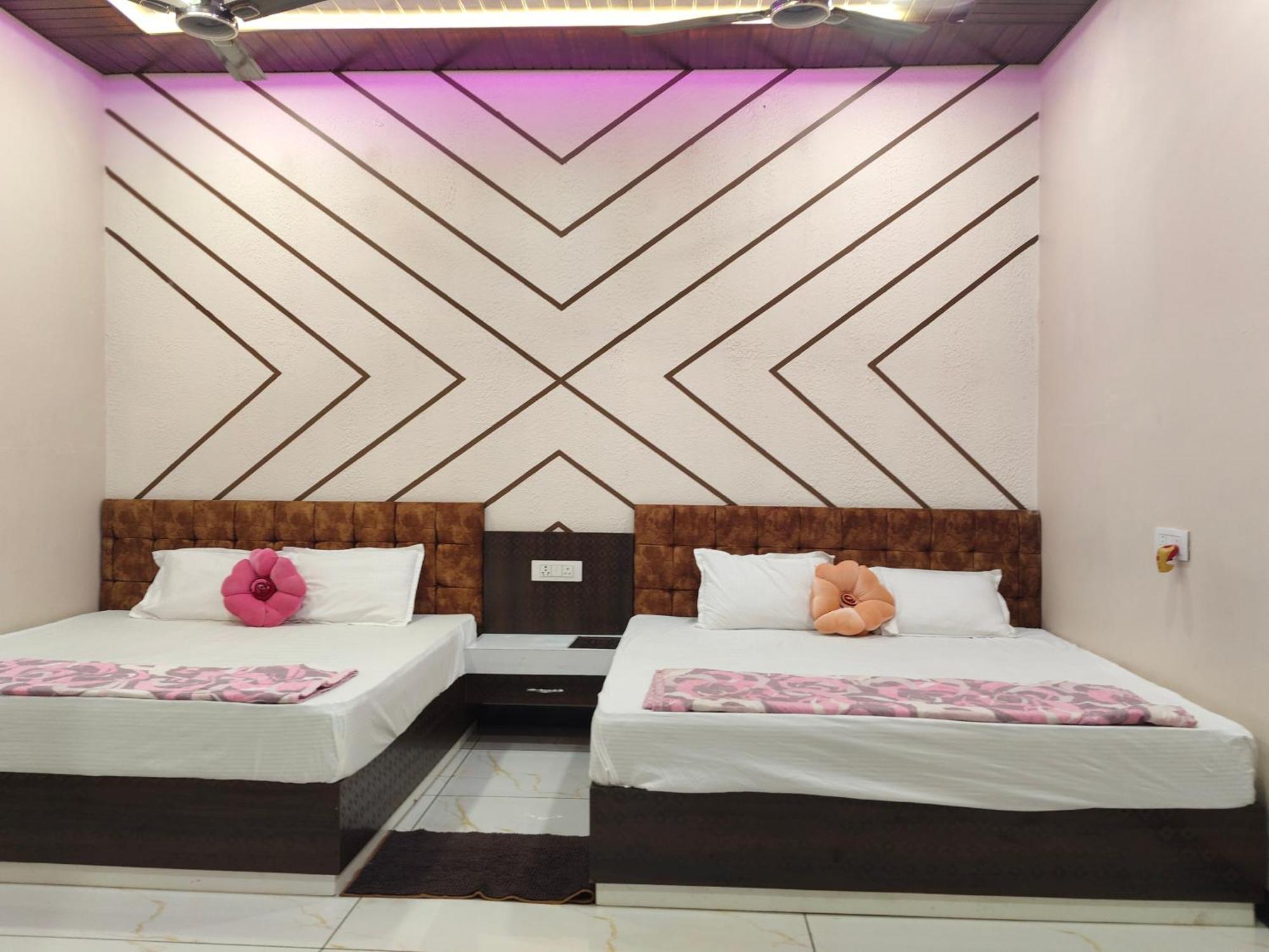 Anant Home Stay اوجاين الغرفة الصورة